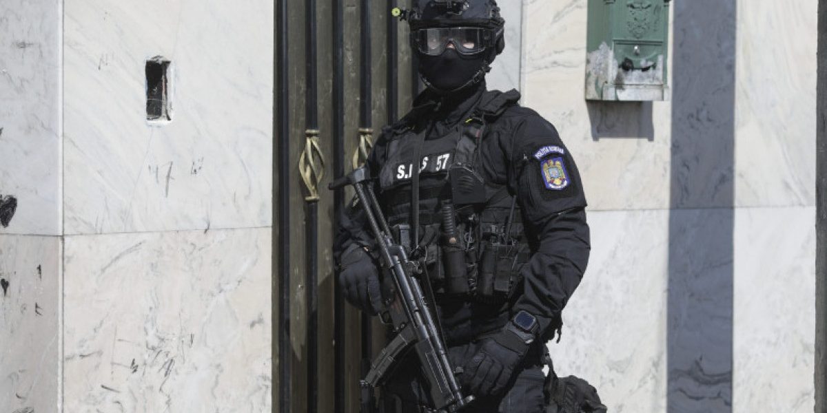 Percheziții-fulger în București și Ilfov: Mafia auto, lovită dur! 15 mașini de lux, trase pe dreapta