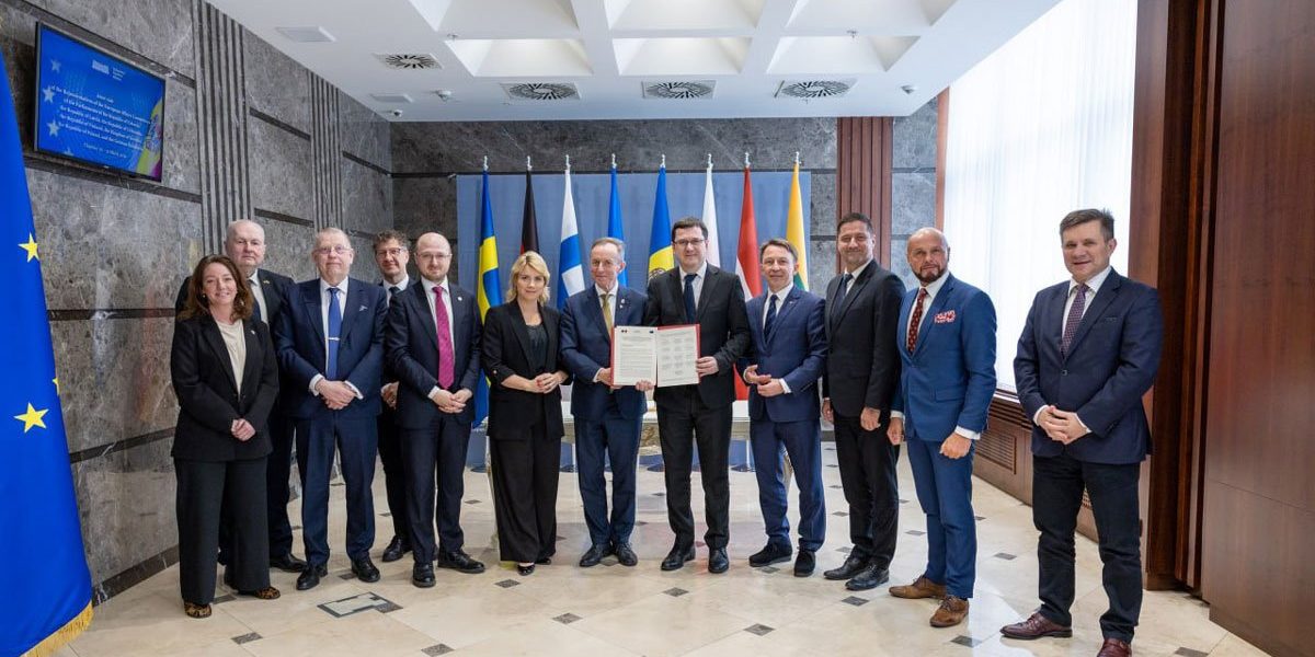 Deputați din Moldova solicită UE accelerarea negocierilor pentru aderare Un grup de deputați moldoveni a făcut apel către Uniunea Europeană pentru a grăbi procesul de aderare a țării lor, accentuând progresele înregistrate în parcursul european
