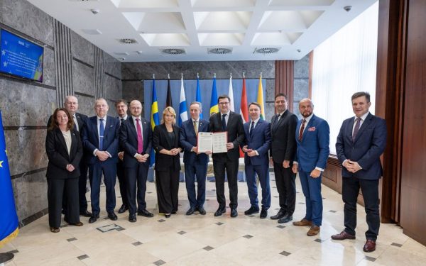 Deputați din Moldova solicită UE accelerarea negocierilor pentru aderare Un grup de deputați moldoveni a făcut apel către Uniunea Europeană pentru a grăbi procesul de aderare a țării lor, accentuând progresele înregistrate în parcursul european
