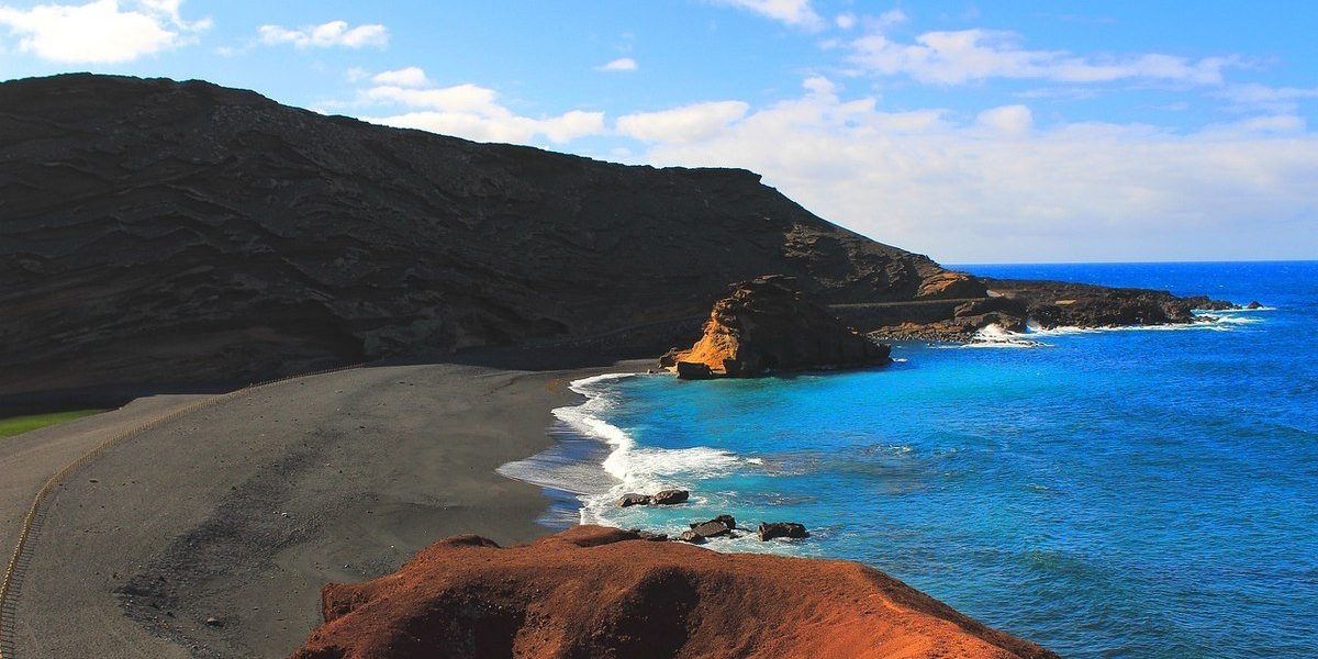 Vacanță pierdută din cauza unei etichete lipsă pe bateria unui scaun electric rulant O turistă britanică, Carol HUTCHINS, a avut parte de un adevărat coșmar pe Aeroportul din Manchester, după ce planurile sale de vacanță în Insulele Canare au fost năruite din cauza unei simple etichete lipsă de pe bateria scaunului electric de mobilitate