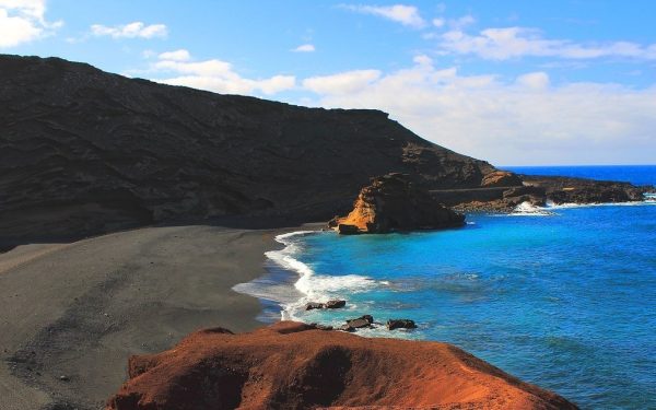 Vacanță pierdută din cauza unei etichete lipsă pe bateria unui scaun electric rulant O turistă britanică, Carol HUTCHINS, a avut parte de un adevărat coșmar pe Aeroportul din Manchester, după ce planurile sale de vacanță în Insulele Canare au fost năruite din cauza unei simple etichete lipsă de pe bateria scaunului electric de mobilitate