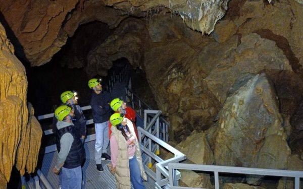 Grota Ursului, din Moneasa, redeschisă: Atracție turistică, cu instalații incomplete