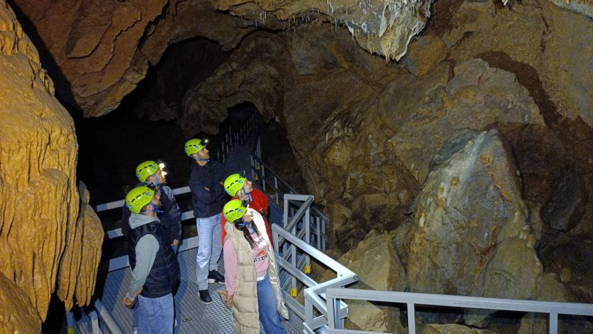 Grota Ursului, din Moneasa, redeschisă: Atracție turistică, cu instalații incomplete