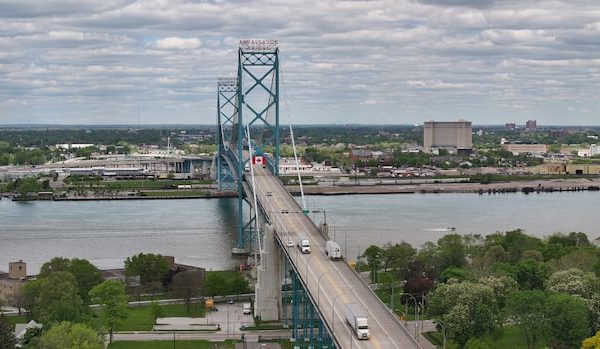Schimbarea rutelor comerciale pe granița Canada-SUA în urma creșterii tarifelor Traficul comercial de pe cel mai aglomerat coridor de transport internațional din Nord America s-a mutat de la podul Ambassador spre podul Blue Water din Sarnia, Ontario