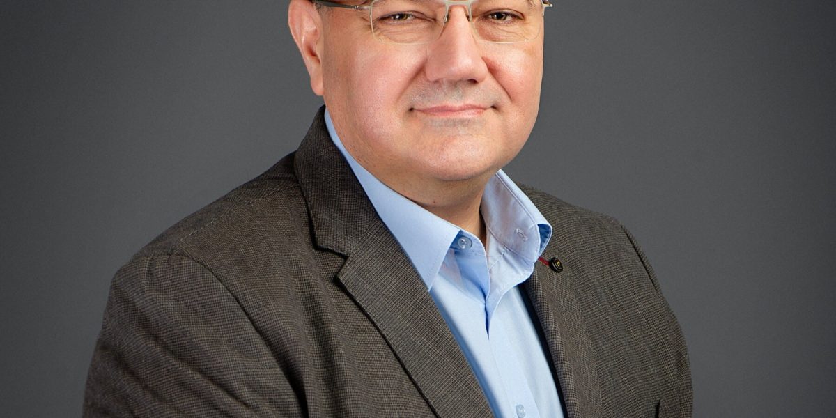 Conflictul din Orientul Mijlociu lovește puternic industria de inteligență artificială Conflictul din Orientul Mijlociu zguduie din temelii industria de inteligență artificială (AI), afectând infrastructura fizică și financiară crucială pentru dezvoltarea acesteia