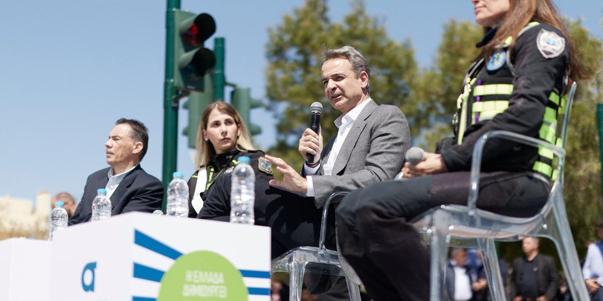 Premierul Greciei anunță implementarea unor măsuri stricte pentru siguranța rutieră Premierul Kyriakos Mitsotakis a declarat că în curând vor fi puse în funcțiune camerele de supraveghere rutieră, într-un efort de a crește siguranța pe drumurile din Grecia