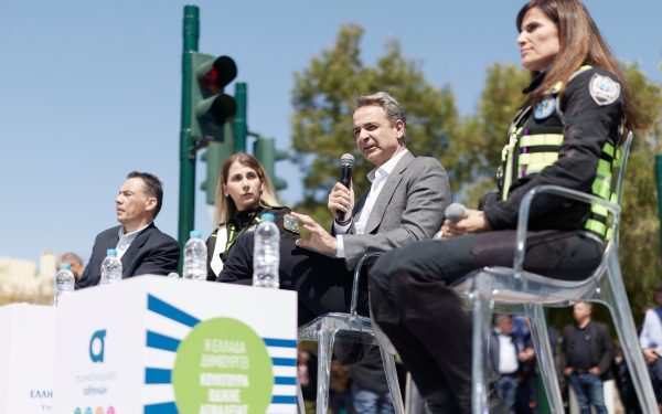 Premierul Greciei anunță implementarea unor măsuri stricte pentru siguranța rutieră Premierul Kyriakos Mitsotakis a declarat că în curând vor fi puse în funcțiune camerele de supraveghere rutieră, într-un efort de a crește siguranța pe drumurile din Grecia