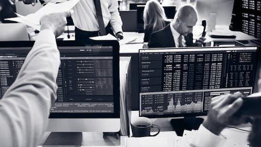 Prețurile petrolului au dat înapoi marți, în timp ce piețele fizice au înregistrat maxime record, comercianții luând o pauză, chiar dacă criza de aprovizionare se agravează