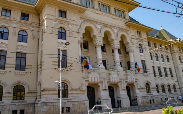 Panouri ANTI-cezariană în București: Nicușor Dan ordonă scoaterea lor (AUDIO)