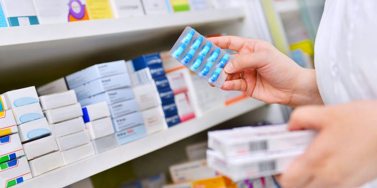 Program farmacii Paște 2026: Unde găsești deschis NON-STOP în Noaptea Învierii