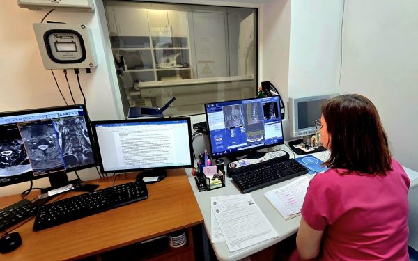 Locuitorii din Sectorul 1 se pot programa pentru investigații RMN gratuite la Complexul Medical Caraiman, dacă venitul lunar pe membru de familie nu depășește 4.000 de lei