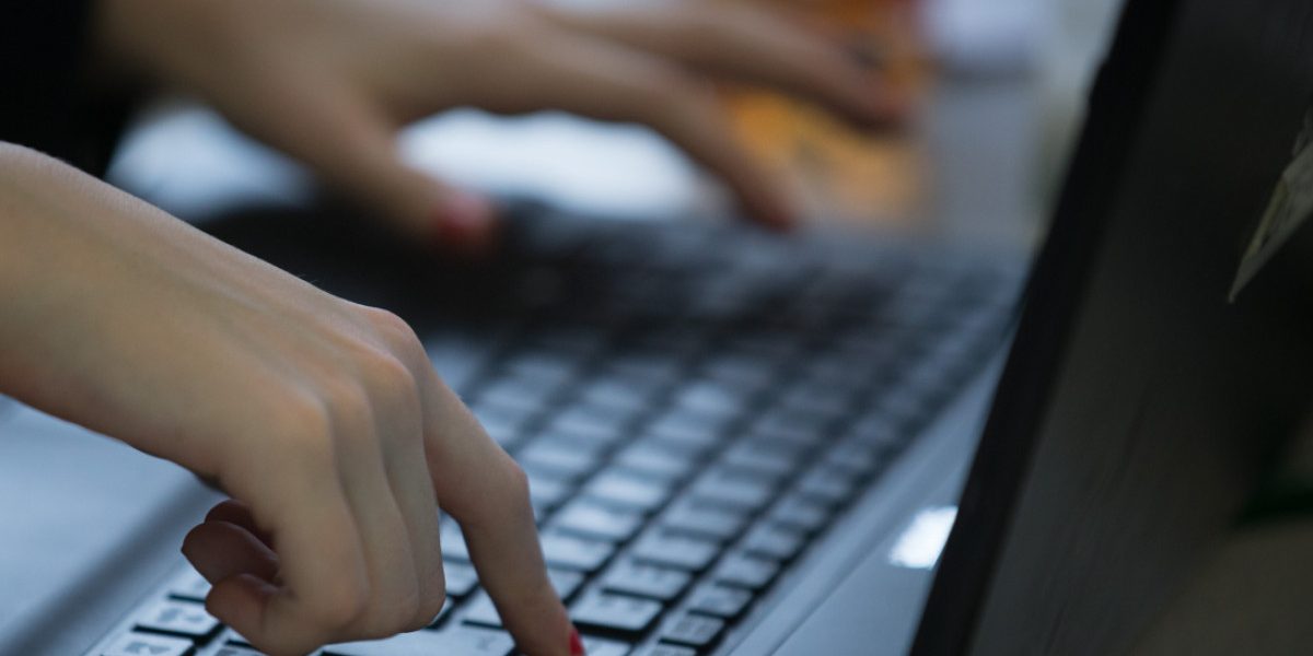 Reacție dură a MApN: Hackeri ruși au spart e-mailuri ale Forțelor Aeriene