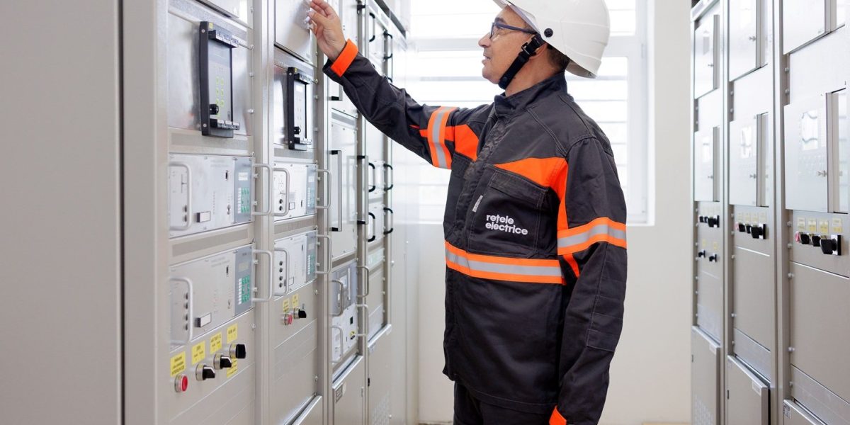Rețele Electrice România a investit în 2025 aproximativ 1,4 miliarde de lei în modernizarea rețelelor de distribuție a energiei electrice, fiind una dintre cele mai ample investiții din ultimii ani în sectorul de distribuție din România