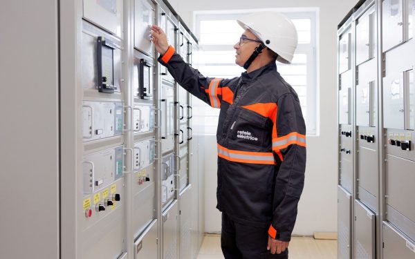 Rețele Electrice România a investit în 2025 aproximativ 1,4 miliarde de lei în modernizarea rețelelor de distribuție a energiei electrice, fiind una dintre cele mai ample investiții din ultimii ani în sectorul de distribuție din România