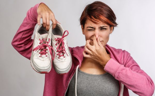 Scapă de mirosul din pantofi cu un truc simplu: ai nevoie doar de 2 ingrediente