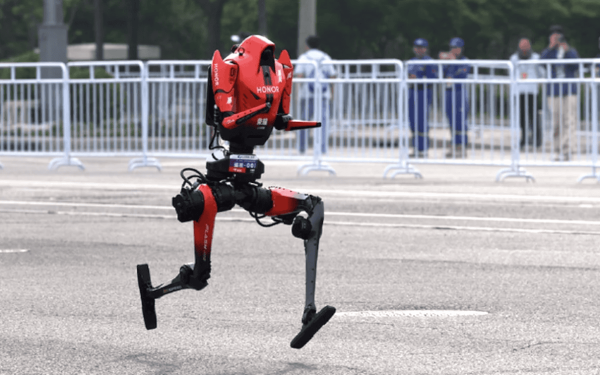 Roboții umanoizi, de la finalul cursei la record mondial în China