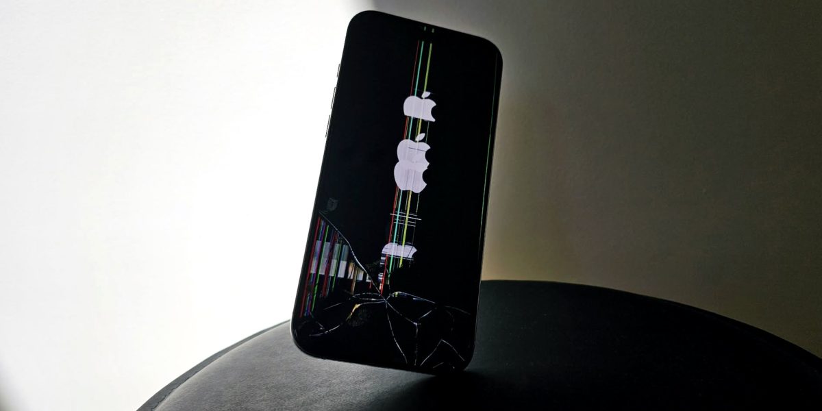 Utilizatorii de iPhone sunt avertizați să-și modifice anumite setări de securitate înainte de a utiliza încărcătoare publice, după ce s-a descoperit o vulnerabilitate care poate compromite securitatea datelor și integritatea telefonului