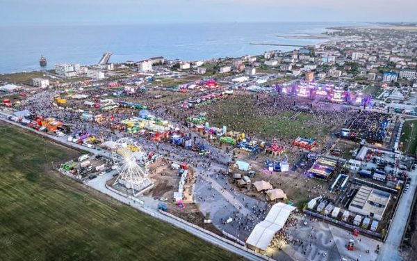 Selly a vândut peste 10.000 de abonamente pentru NIBIRU, evenimentul care va avea loc pe litoralul românesc, iar impactul economic se estimează la două milioane de euro în doar patru zile de la lansare