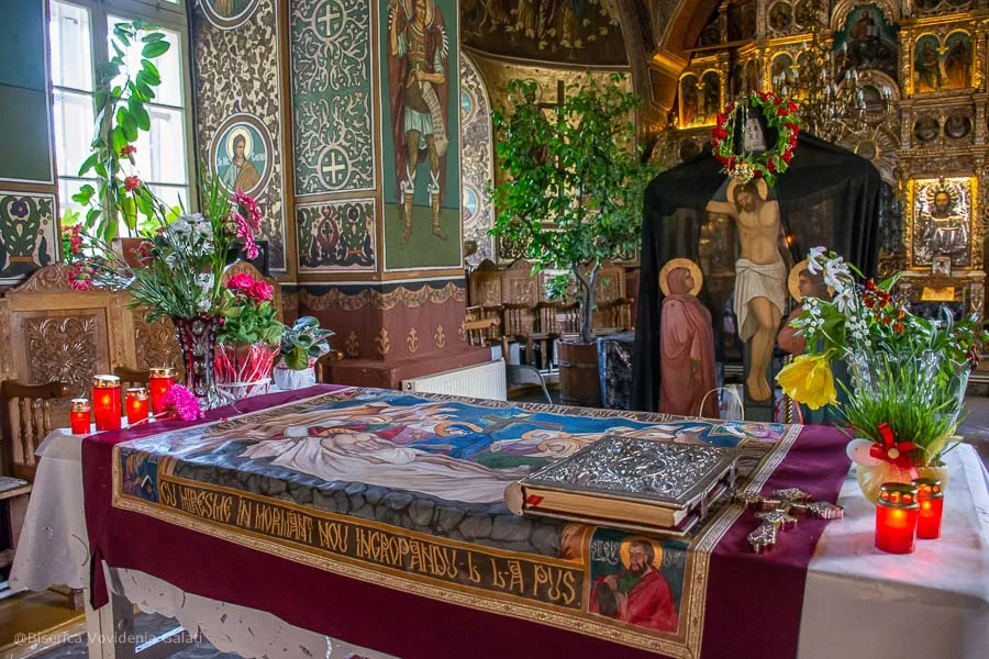 În Vinerea Mare, credincioșii ortodocși practică ritualul trecerii pe sub masă, o tradiție veche încărcată de semnificații spirituale și speranțe pentru sănătate și prosperitate