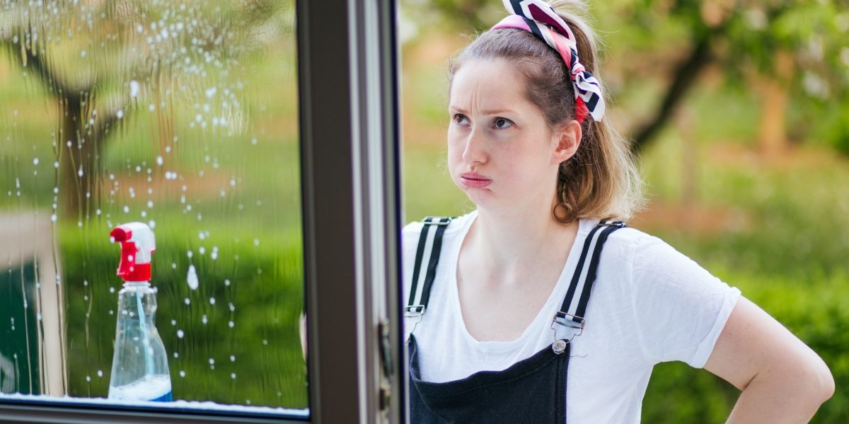 Soluția-minune pentru geamuri curate: scapi de ploaie și praf ca prin magie