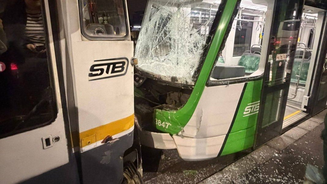Accident în București: Tramvaie implicate într-o tamponare pe Șoseaua Olteniței O tamponare între două tramvaie, una veche și una modernă, a avut loc în dimineața zilei de miercuri, 1 aprilie 2026, pe Şoseaua Olteniţei din Sectorul 4 al Capitalei