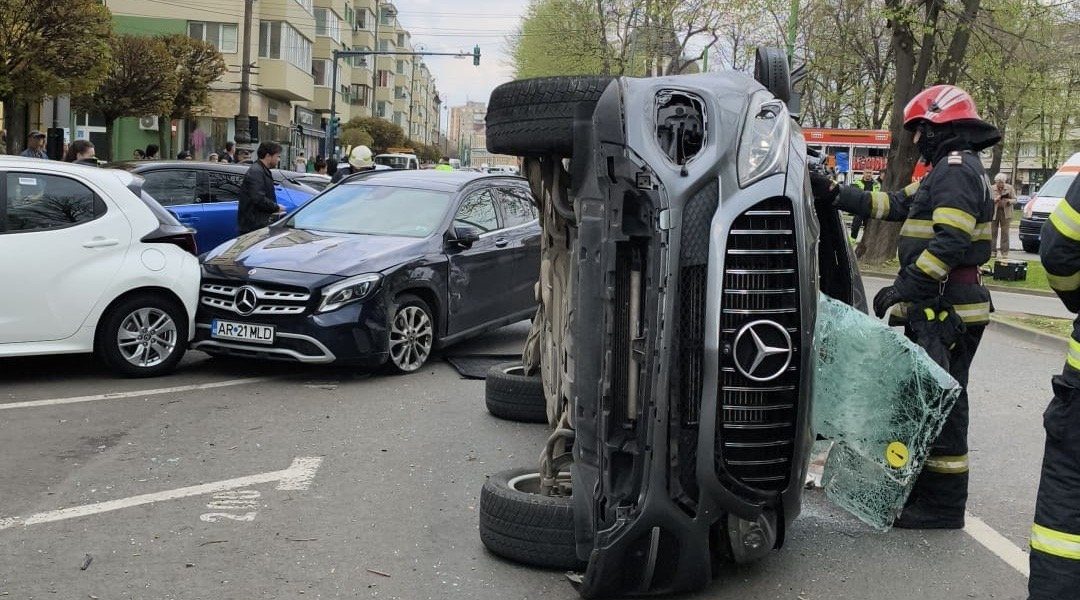 Un accident rutier grav s-a produs astăzi în municipiul Arad, pe Bulevardul Revoluției, în zona Ziridava, implicând două autoturisme, dintre care unul s-a răsturnat