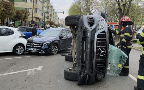 Un accident rutier grav s-a produs astăzi în municipiul Arad, pe Bulevardul Revoluției, în zona Ziridava, implicând două autoturisme, dintre care unul s-a răsturnat