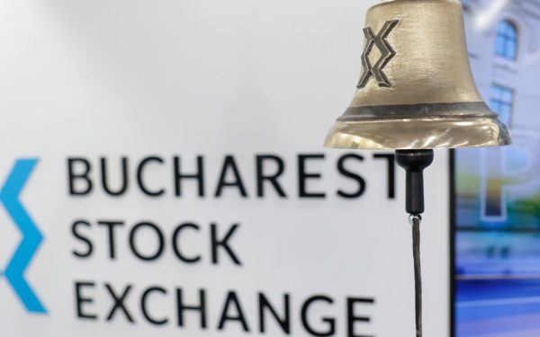 Titlurile Fidelis în euro au fost suspendate luni de la tranzacționare pe Bursa de Valori București (BVB) din cauza închiderii sistemului european T2S, utilizat pentru finalizarea tranzacțiilor în euro, au explicat reprezentanții bursei pentru Digi24.ro