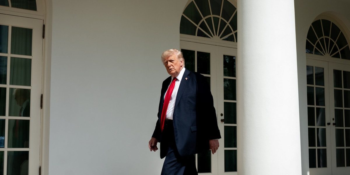 Iranul închide Strâmtoarea Ormuz, atacă un petrolier. Trump: „Nu ne pot șantaja”