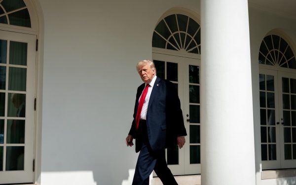 Iranul închide Strâmtoarea Ormuz, atacă un petrolier. Trump: „Nu ne pot șantaja”