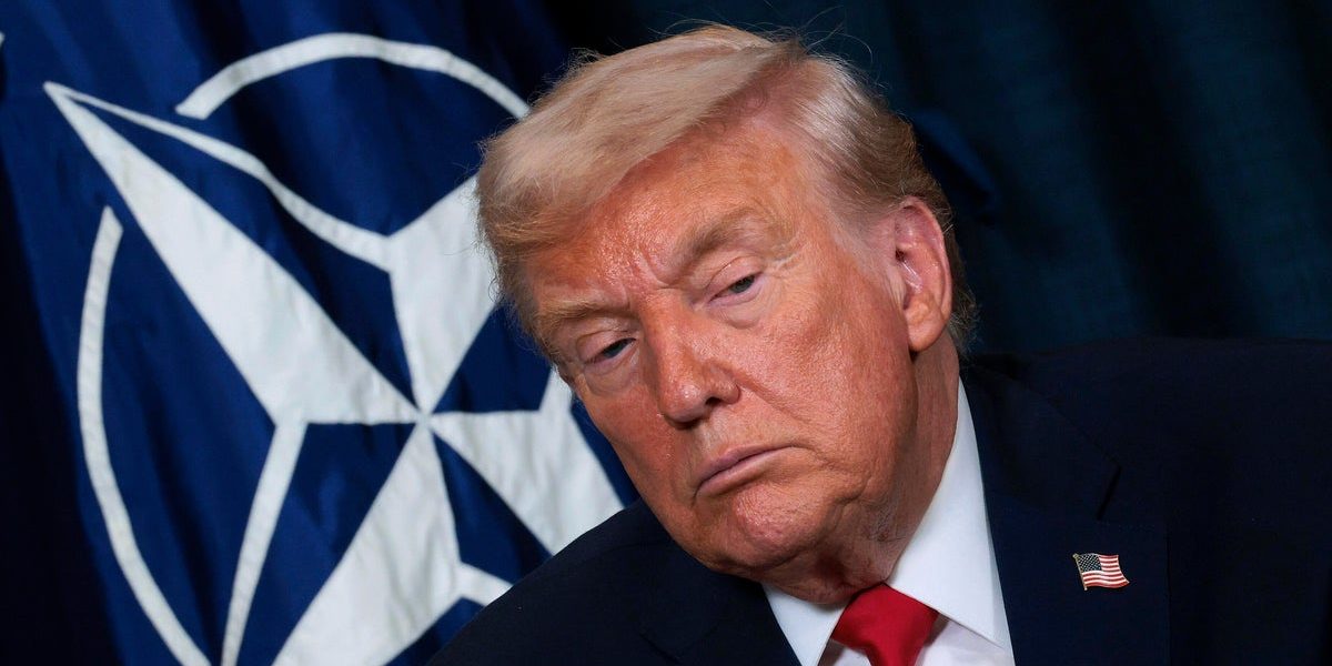 Președintele SUA, Donald Trump, a declarat recent că ia în considerare posibilitatea de a retrage țara din NATO, după mai mulți ani în care și-a exprimat nemulțumirea față de contribuțiile financiare ale aliaților europeni