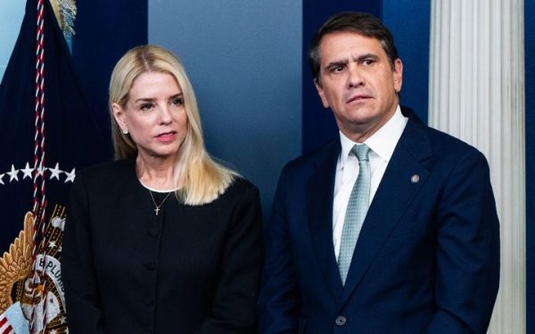 Trump îl numește pe Pam Bondi avocat general