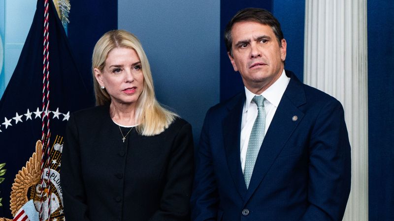 Trump îl numește pe Pam Bondi avocat general