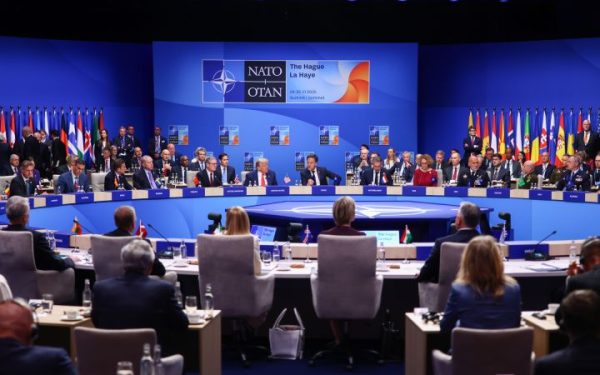 Trump terorizează NATO, dar americanii o apreciază