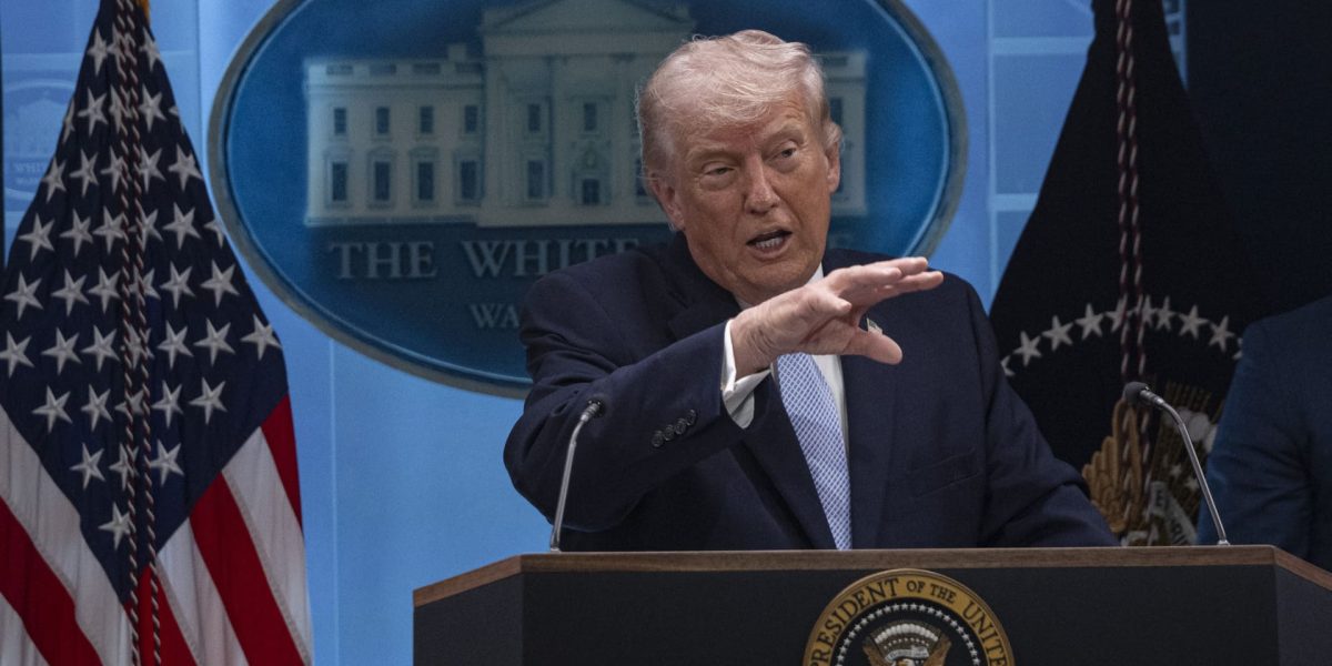 Trump, din nou cu ochii pe Groenlanda și critică NATO Fostul președinte AMERICAN, Donald Trump, pare să își îndrepte din nou atenția către Groenlanda, totodată criticând dur NATO, pe fondul tensiunilor diplomatice accentuate de conflictul din Iran