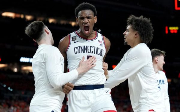 UConn avansează în finala națională de baschet masculin, după o victorie strânsă în semifinala împotriva echipei Illinois, scor 71-62, într-un meci care a demonstrat abilitatea de a face față presiunii și de a valorifica momentele cheie
