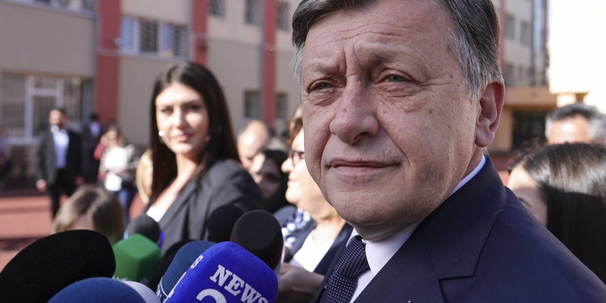 Crin Antonescu neagă implicarea în scandalul pozelor trucate înainte de alegerile prezidențiale din mai 2025 Fostul lider liberal Crin Antonescu afirmă că nu a avut nicio legătură cu pozele care au fost date publicității cu câteva zile înainte de alegerile prezidențiale din mai 2025 și despre care G4Media.ro a dezvăluit că au fost o scenografie