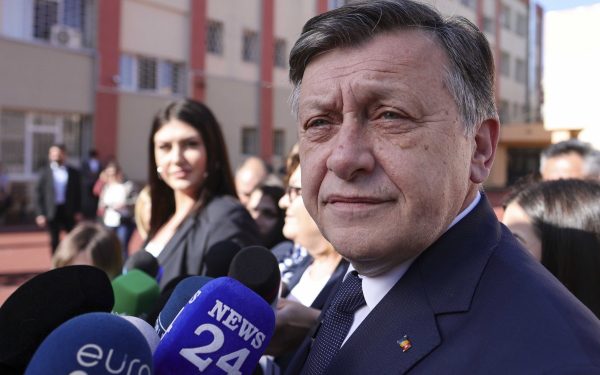 Crin Antonescu neagă implicarea în scandalul pozelor trucate înainte de alegerile prezidențiale din mai 2025 Fostul lider liberal Crin Antonescu afirmă că nu a avut nicio legătură cu pozele care au fost date publicității cu câteva zile înainte de alegerile prezidențiale din mai 2025 și despre care G4Media.ro a dezvăluit că au fost o scenografie