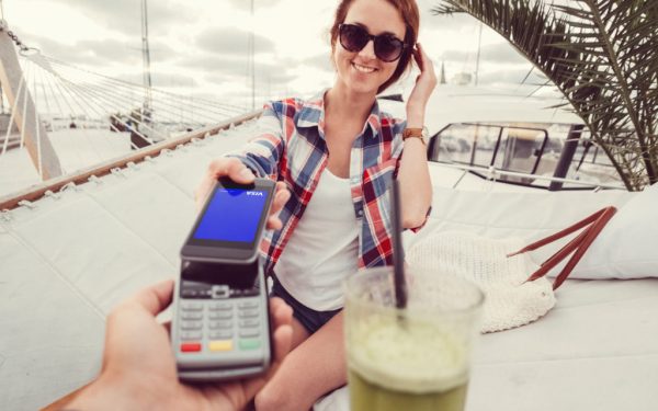 VISA Deschide Ușa Cumpărăturilor Conduse de Inteligența Artificială pentru Companii la Nivel Global VISA a lansat o nouă soluție numită Intelligent Commerce Connect, menită să simplifice conectarea companiilor la comerțul bazat pe inteligența artificială (AI)