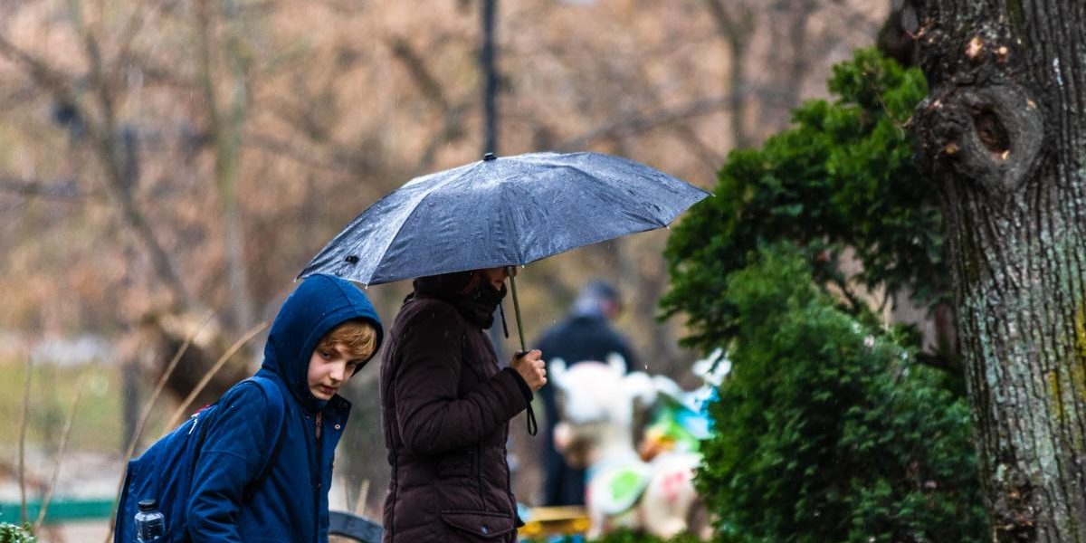 Vremea se strică: Ploi în toată România, dar cum va fi de 1 Mai?