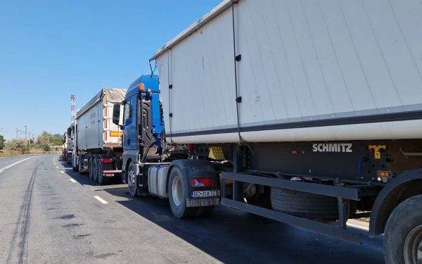 Scumpirea carburanților: Transportatorii, limitați la 82 km/oră!