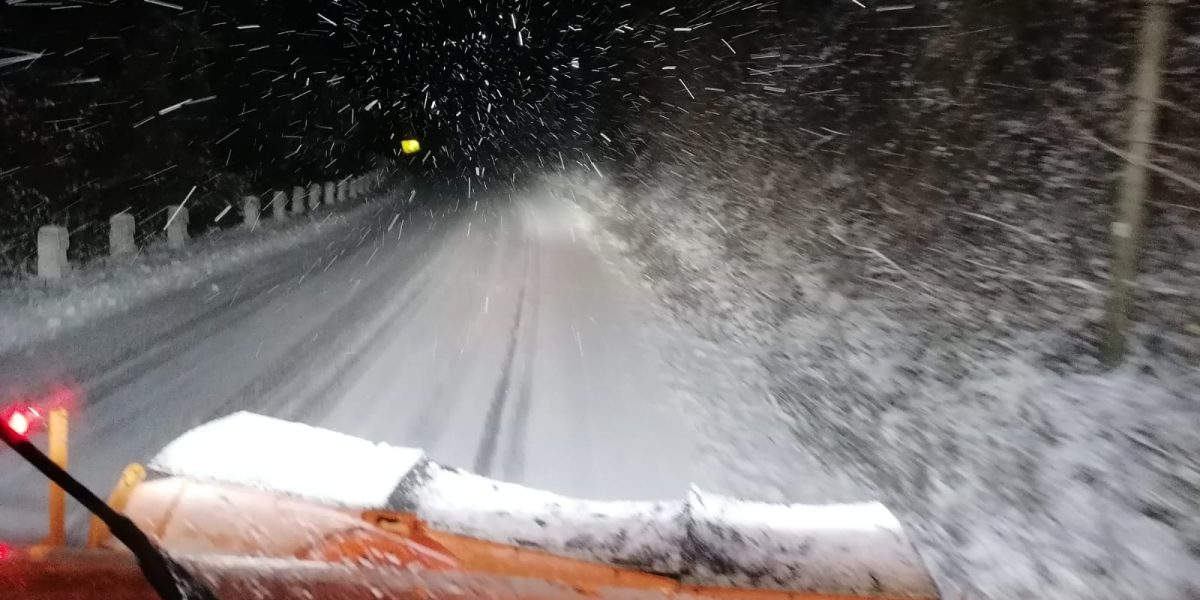 Ninsori abundente au afectat zona montană a județului Vâlcea, unde utilajele au intervenit pentru a asigura circulația pe DN7A