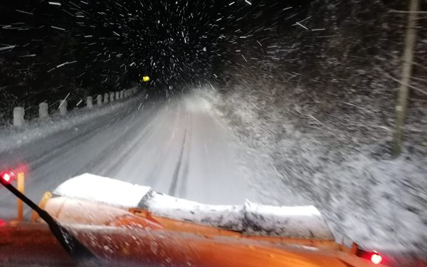 Ninsori abundente au afectat zona montană a județului Vâlcea, unde utilajele au intervenit pentru a asigura circulația pe DN7A