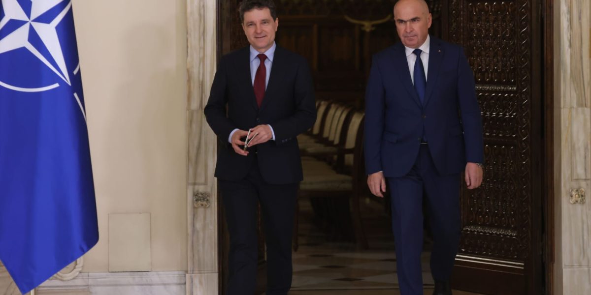 Președintele Nicușor Dan se va întâlni astăzi cu oficiali de rang înalt și reprezentanți din industria petrolieră pentru a discuta despre aprovizionarea României cu țiței și combustibili Astăzi, la ora 14.00, șeful statului, Nicușor Dan, va avea o întâlnire de importanță majoră cu premierul ROMÂNIEI, ILIE BOLOJAN, ministrul Energiei, BOGDAN IVAN, și ministrul Transporturilor și Infrastructurii, CIPRIAN ȘERBAN