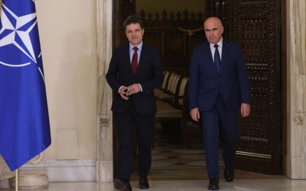 Președintele Nicușor Dan se va întâlni astăzi cu oficiali de rang înalt și reprezentanți din industria petrolieră pentru a discuta despre aprovizionarea României cu țiței și combustibili Astăzi, la ora 14.00, șeful statului, Nicușor Dan, va avea o întâlnire de importanță majoră cu premierul ROMÂNIEI, ILIE BOLOJAN, ministrul Energiei, BOGDAN IVAN, și ministrul Transporturilor și Infrastructurii, CIPRIAN ȘERBAN