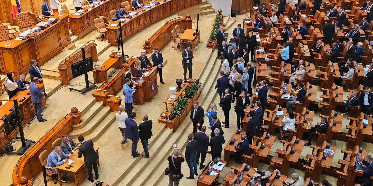 Moțiune de cenzură: Scandal în opoziție! Pace filmează semnături, AUR amână