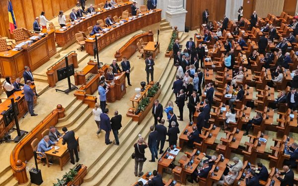 Moțiune de cenzură: Scandal în opoziție! Pace filmează semnături, AUR amână