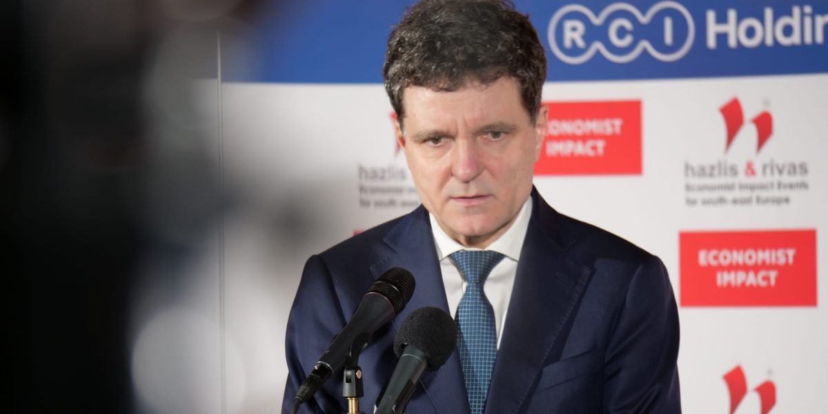 Președintele Nicușor Dan: coaliția funcționează ca o combinație de administrativ și joc politic Președintele Nicușor Dan a oferit o interpretare a modului în care funcționează coaliția guvernamentală, afirmând că este o relație complexă, în care administrativul se implementează în paralel cu jocul politic specific partidelor