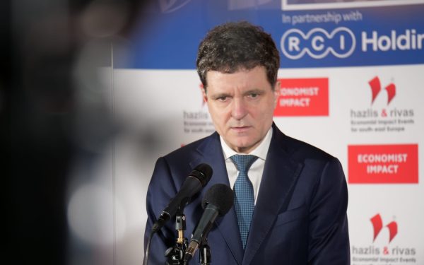 Președintele Nicușor Dan: coaliția funcționează ca o combinație de administrativ și joc politic Președintele Nicușor Dan a oferit o interpretare a modului în care funcționează coaliția guvernamentală, afirmând că este o relație complexă, în care administrativul se implementează în paralel cu jocul politic specific partidelor