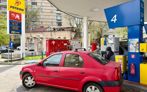 Benzina sub 9 lei la Petrom! Ce preț are motorina și de ce se ieftinesc carburanții
